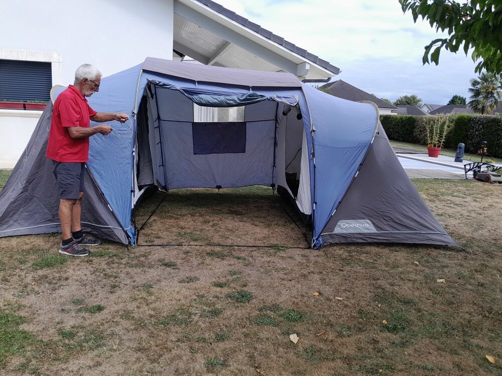 Tente de camping Quechua bleu/gris 4 places deux chambres Jardin