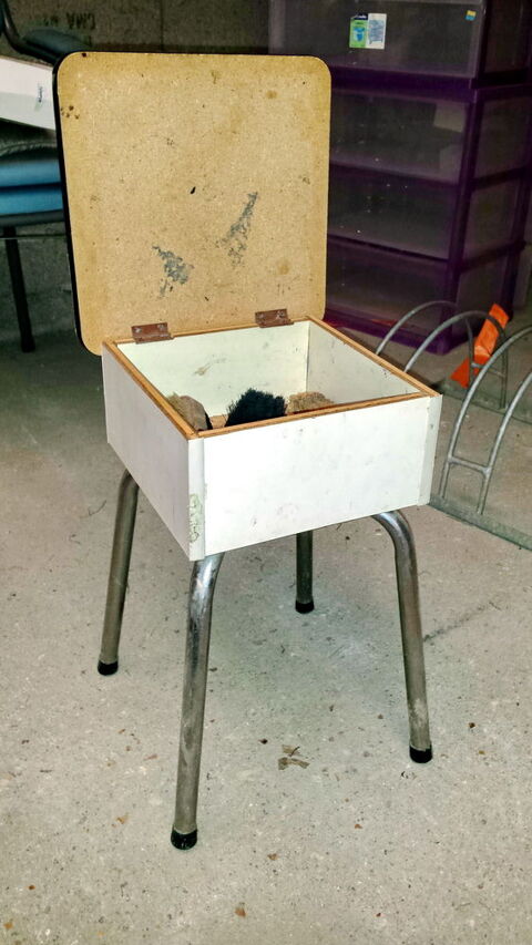 Tabouret boite à brosses et cirages... des années 70... 0 Tours (37)