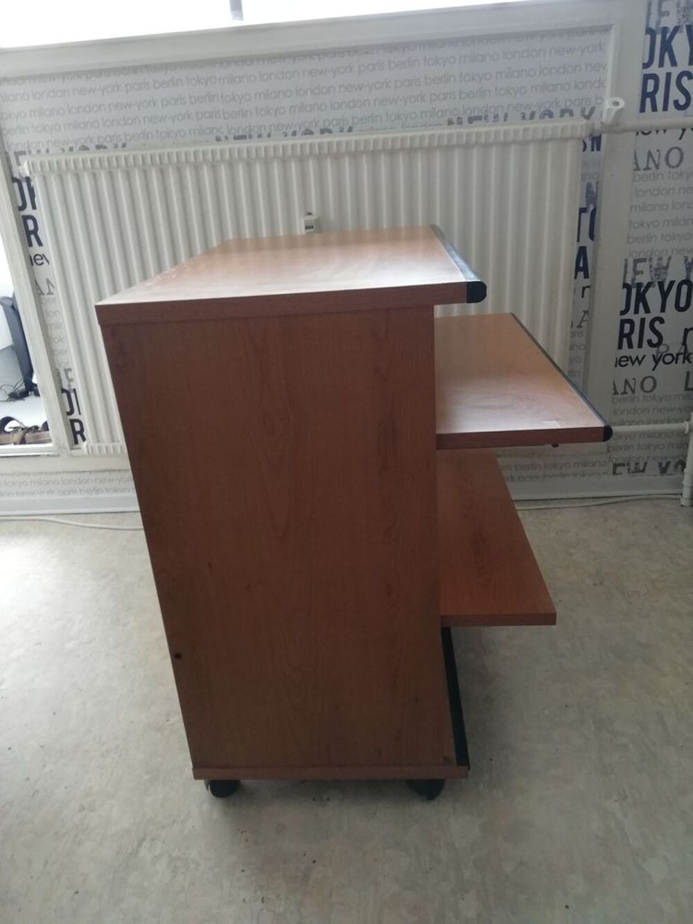Petit bureau informatique en bois massif marron sur roulette Photos/Video/TV