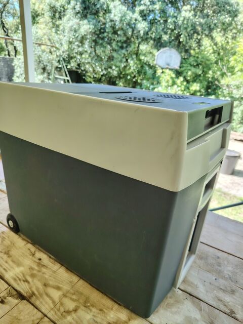 Glacière portable à roulettes gris et blanc Nimes (30)