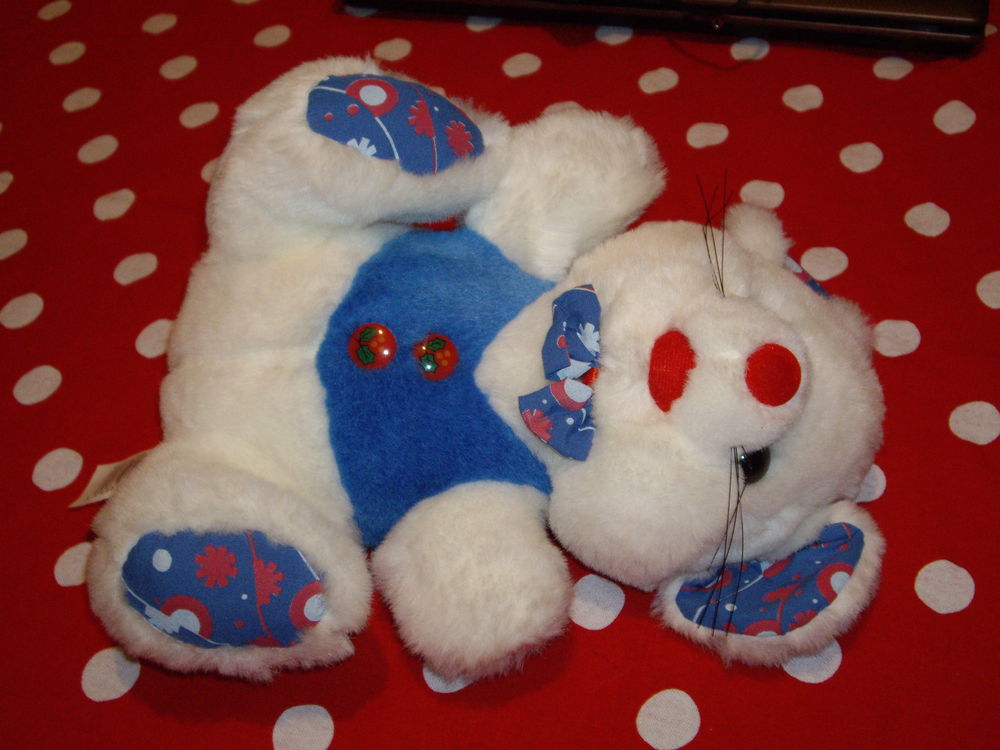 PELUCHE N&deg; 12
SOURIS BLANCHE BOUTONS ROUGE
Jeux / jouets