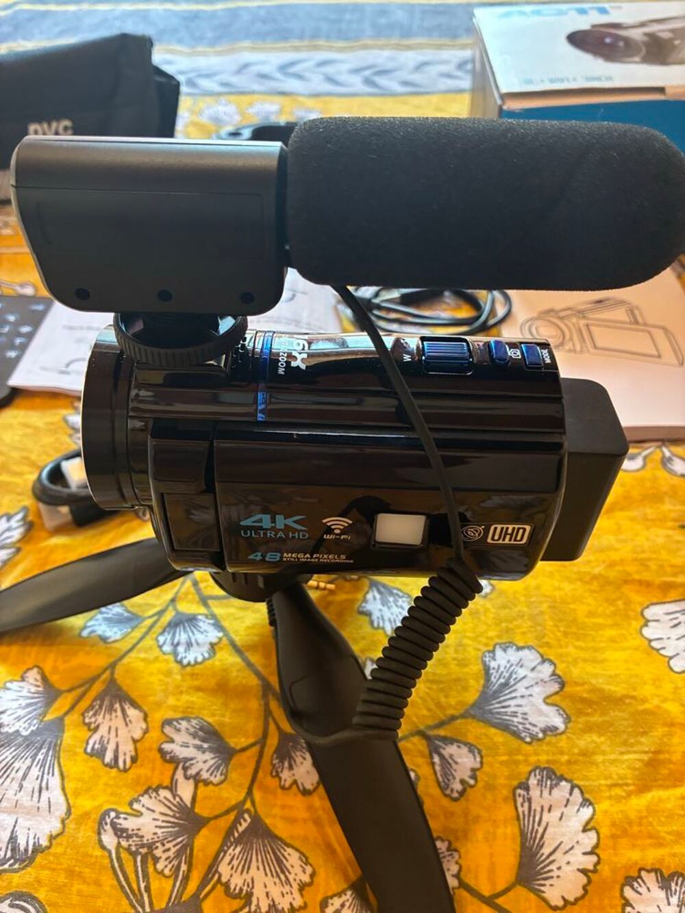 cam&eacute;ra vid&eacute;o avec tr&eacute;pied compl&egrave;te Photos/Video/TV