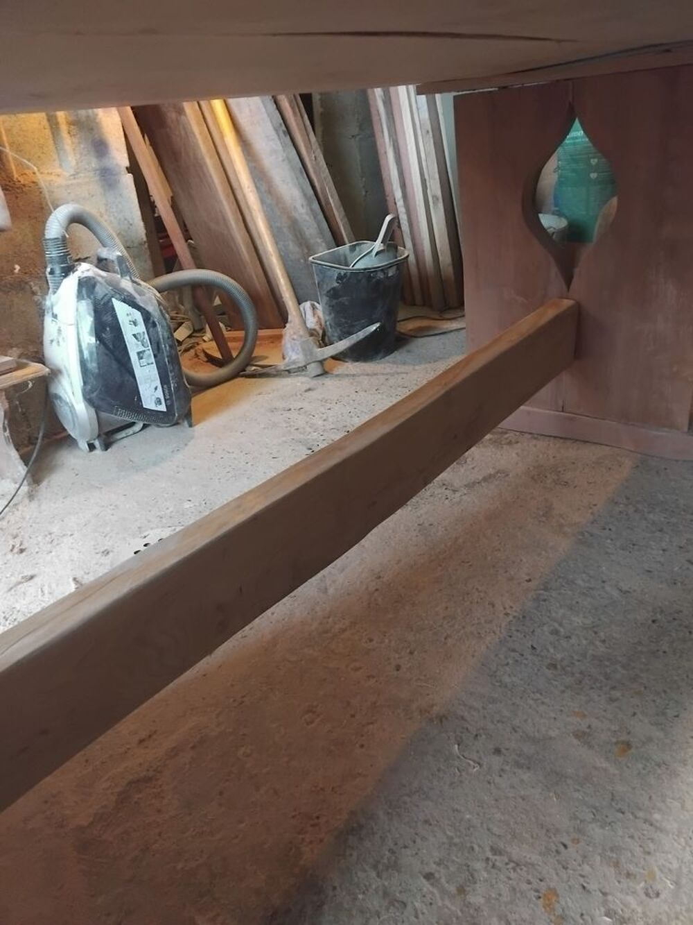 tr&egrave;s belle table de ferme ch&ecirc;ne massif
Et une table de salon Meubles