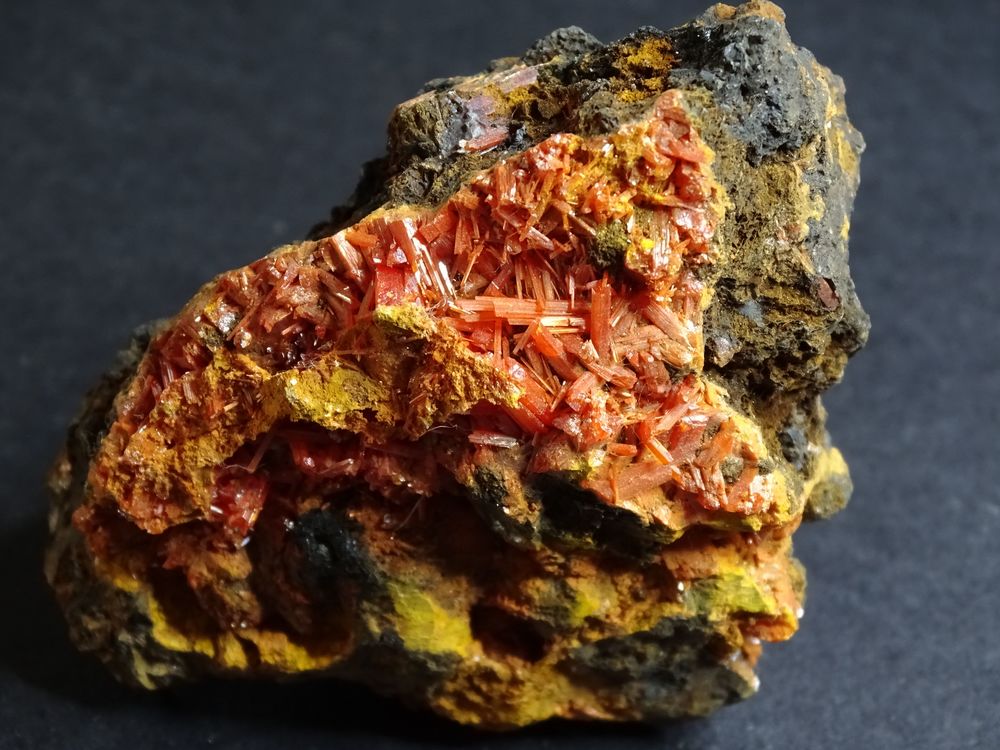 Croco&iuml;te Dundas Tasmanie Australie 151gr 74 x 54 x 41 mm 