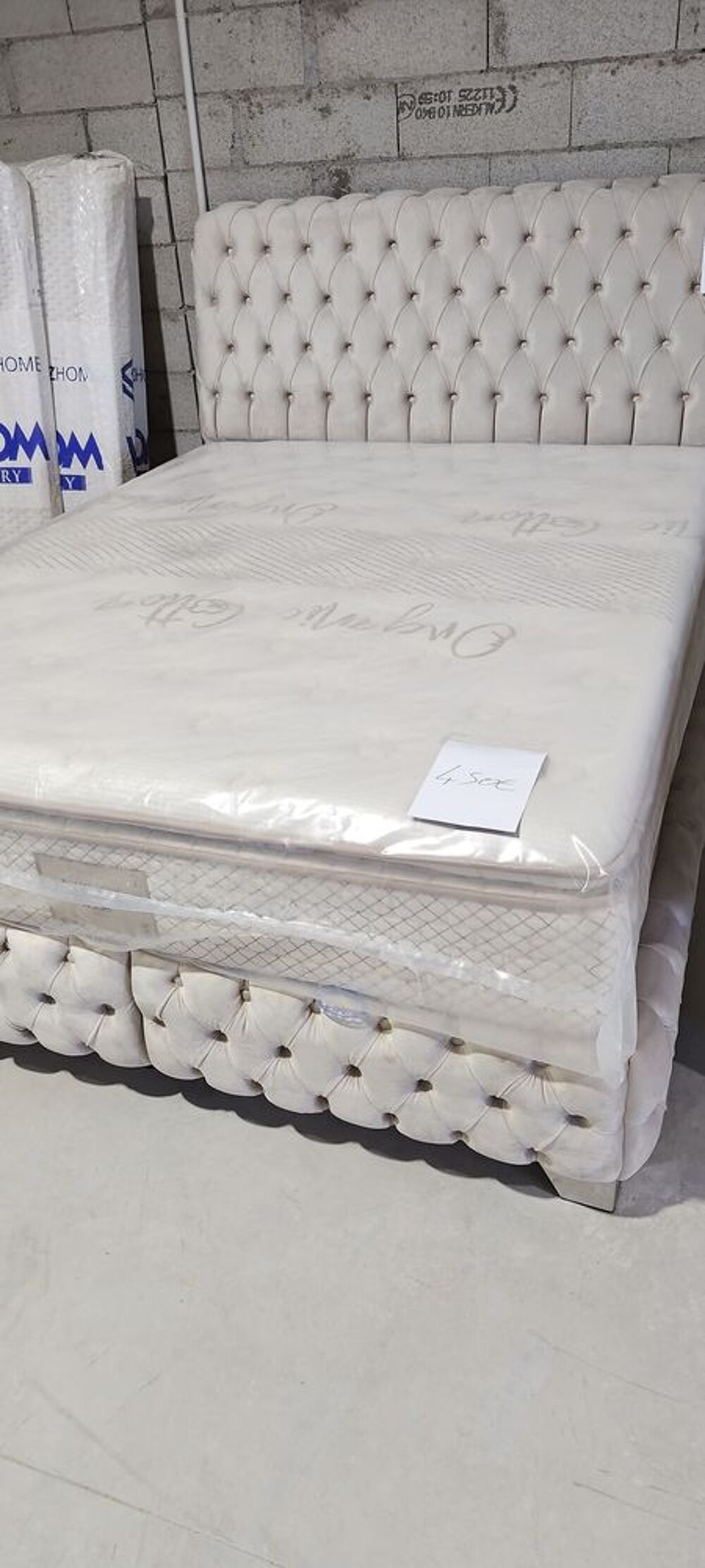 Lit avec t&ecirc;te de lit capitonn&eacute;e avec matelas 600€ Meubles