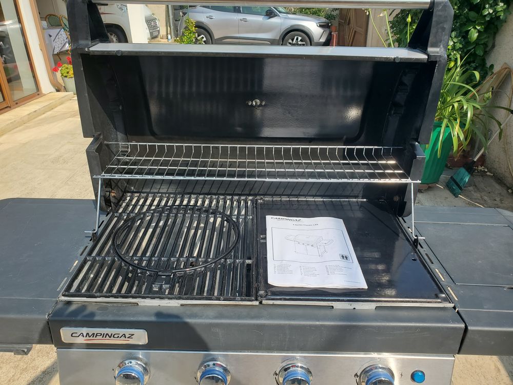 barbecue/plancha Camping Gaz quatre br&ucirc;leurs. Jardin
