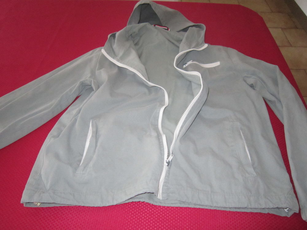 Une veste &agrave; capuche Vêtements