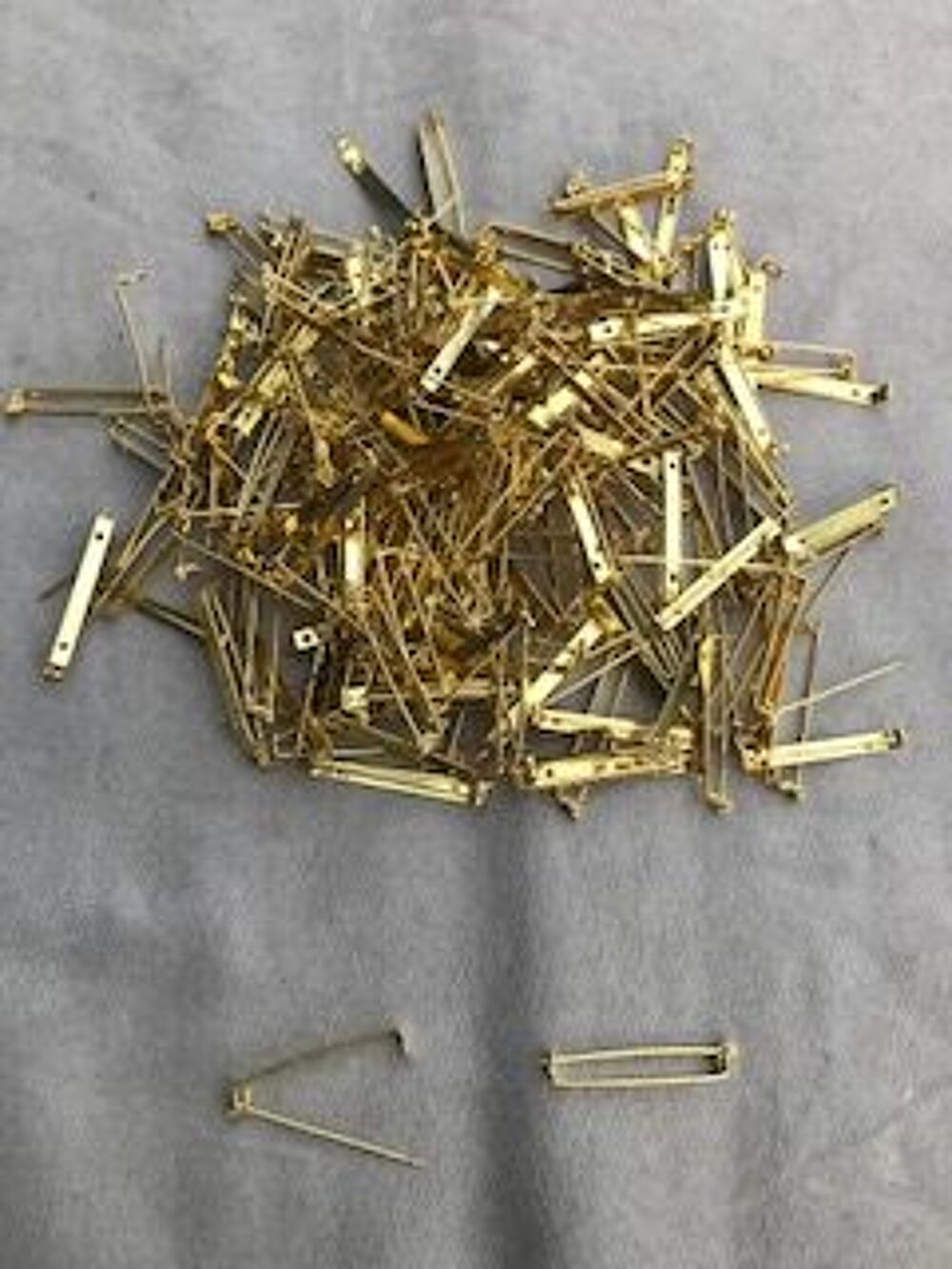 Cent attaches pour broches Bijoux et montres