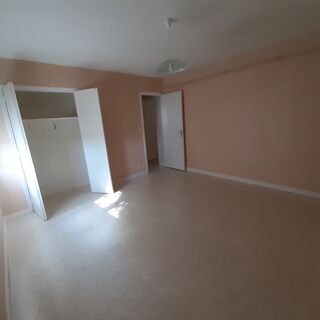 Appartement à louer 4 pièces 84 m²