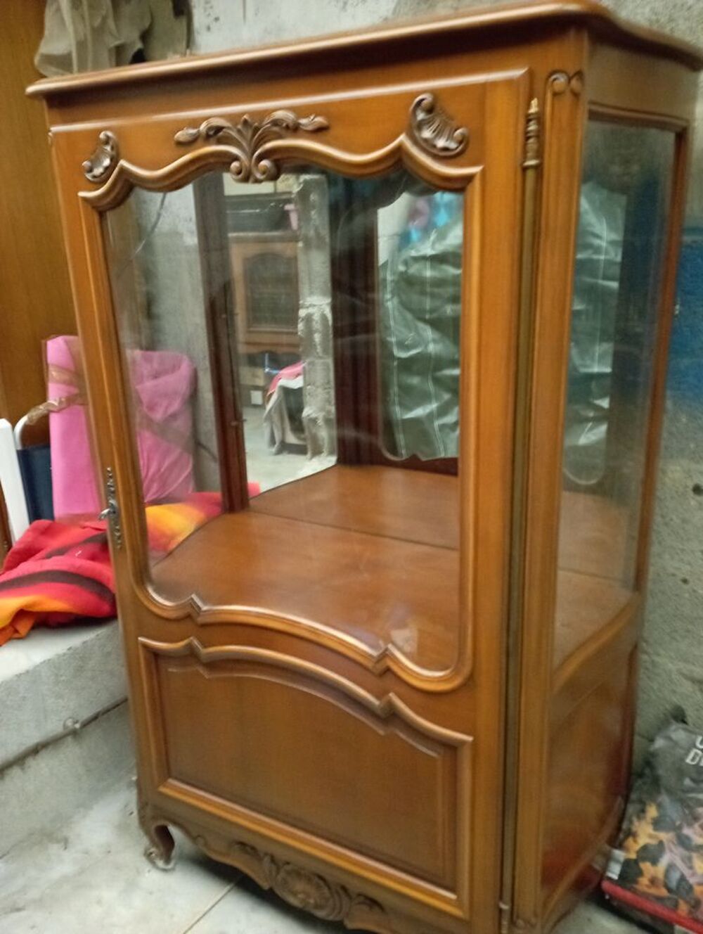 Tr&egrave;s belle verri&egrave;re ou vitrine style louis xvl
En merisier Meubles