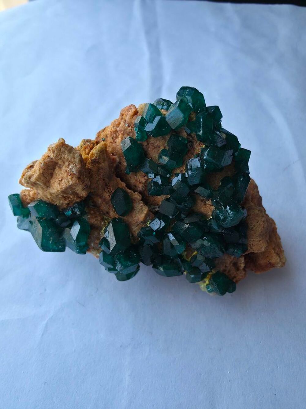Magnifique Dioptase sur Matrice-Cristaux Vert Emeraude-RDC 50g 