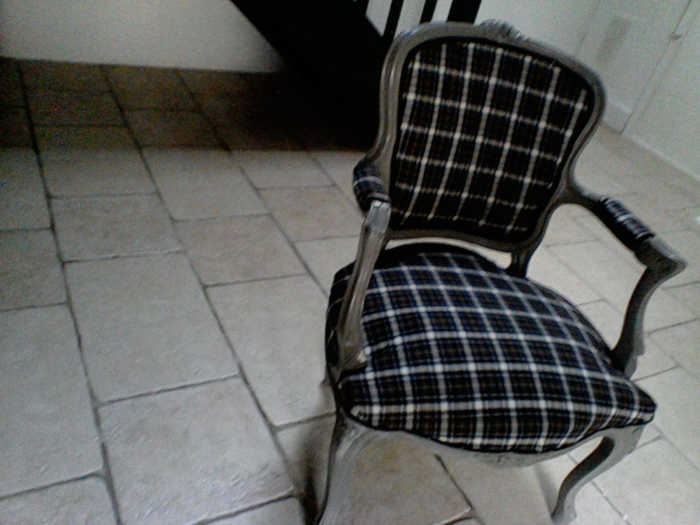 chaise et armoire Meubles