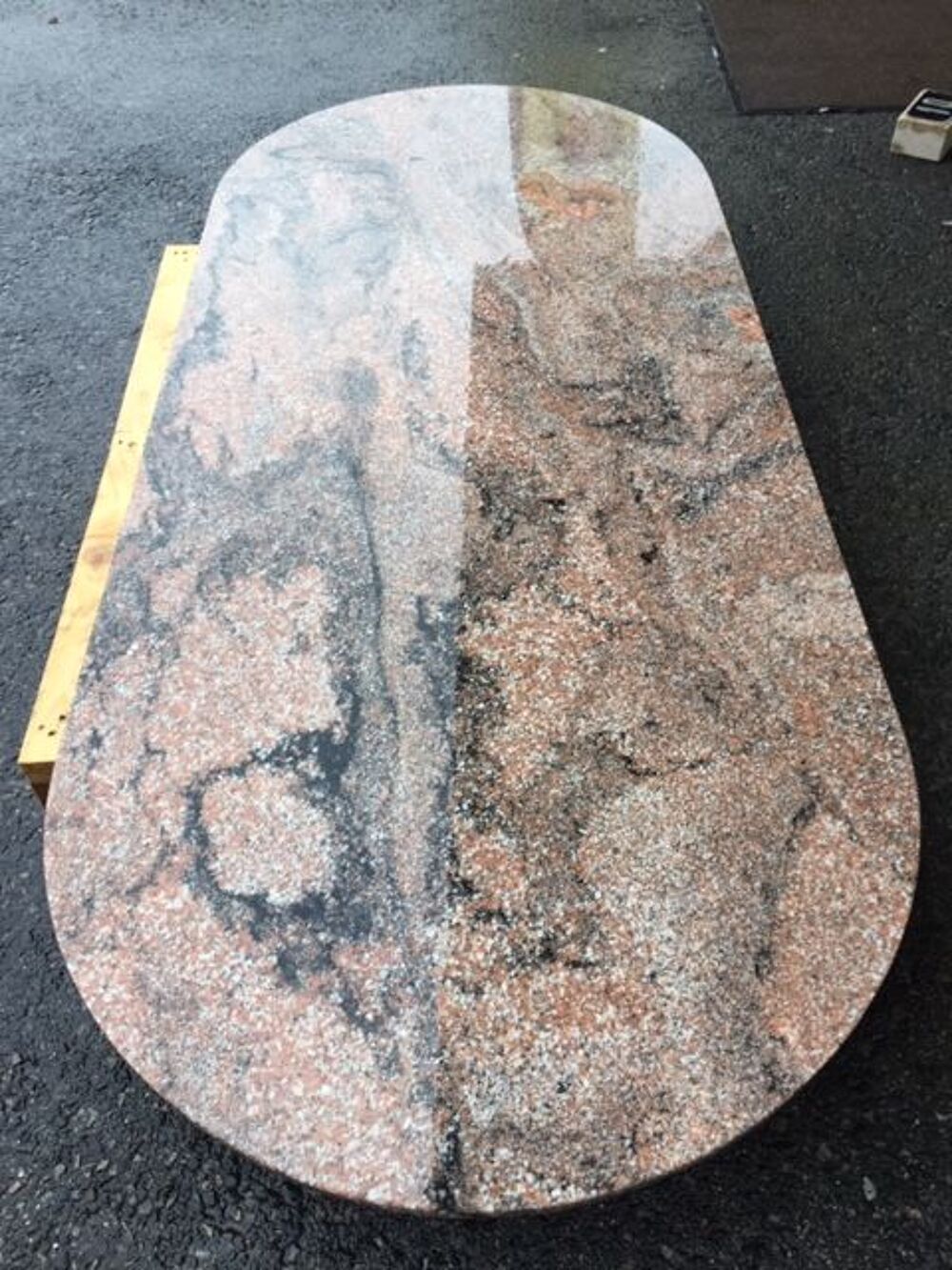 TABLE EN GRANIT ROSE. Meubles