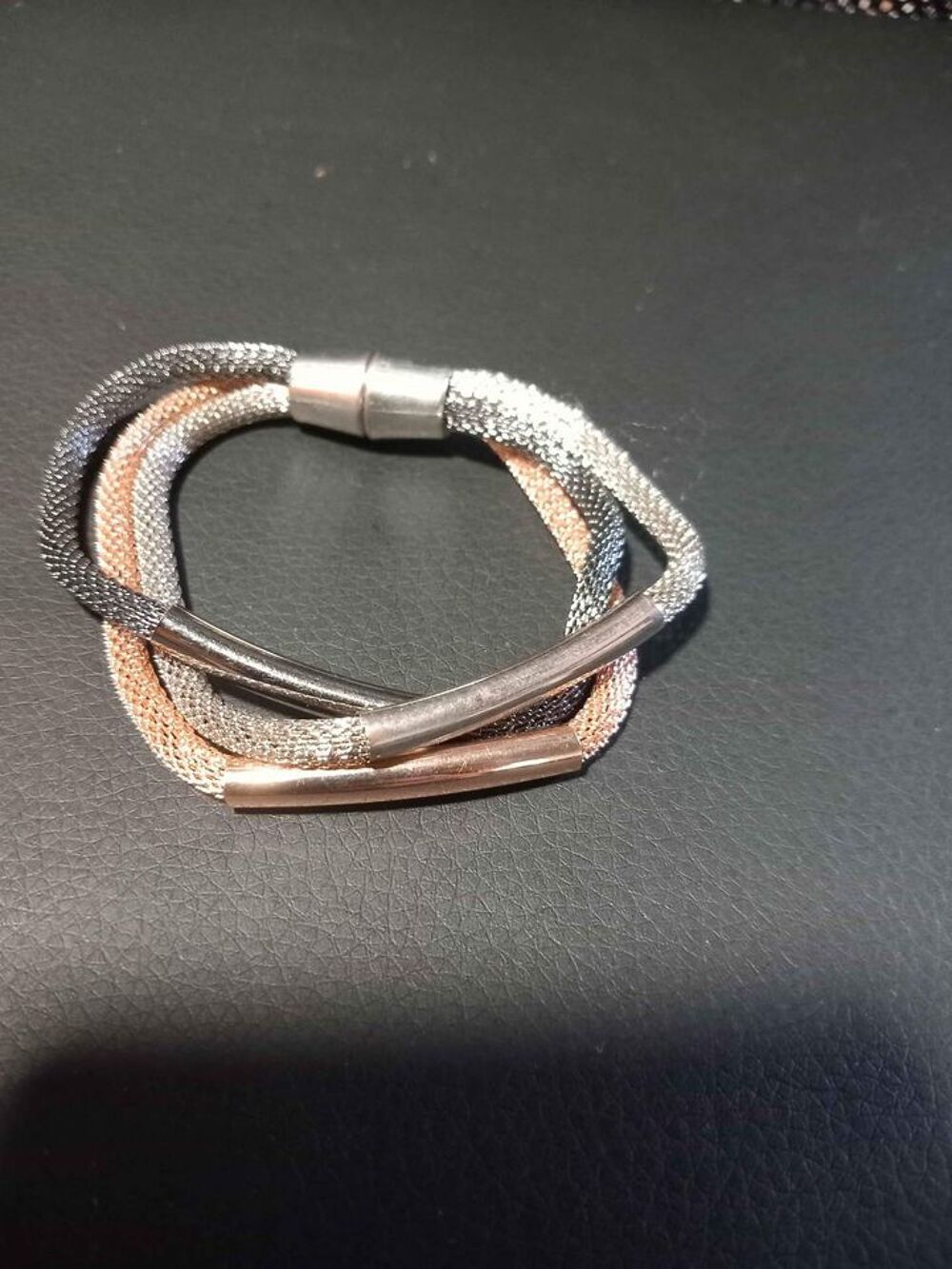 Bracelet aimant&eacute; 3 couleurs Bijoux et montres