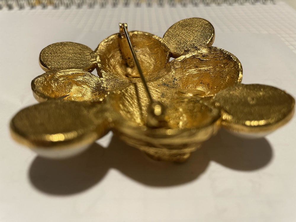 Broche carr&eacute;e dor&eacute;e LANVIN strass et perles nacr&eacute;es Bijoux et montres