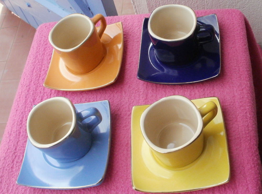 4 tasses &agrave; caf&eacute; et sous-tasses multi couleurs Cuisine