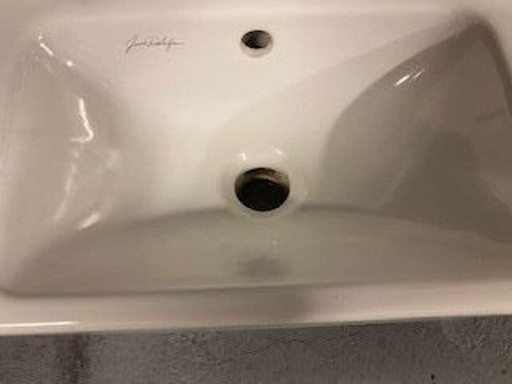 Vasque WC de la marque Jacob Delafon.
Meubles