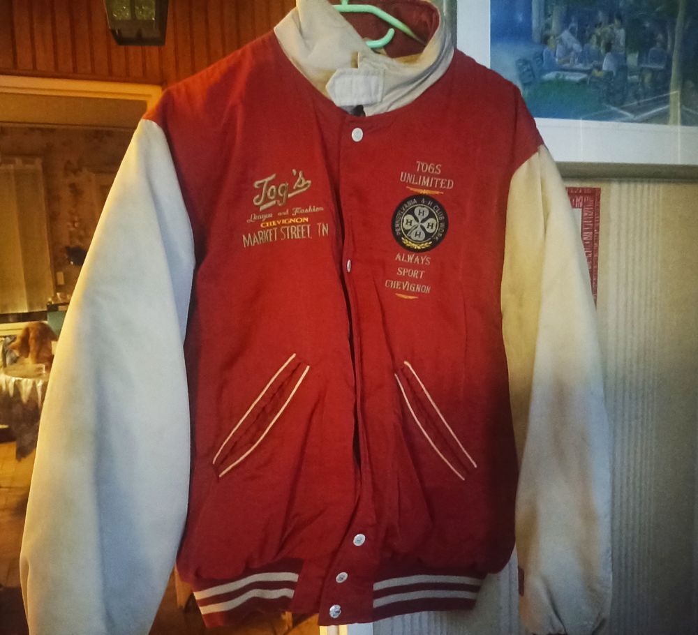 Blouson Chevignon, rare. Imperm&eacute;able, avec capuche. Vêtements