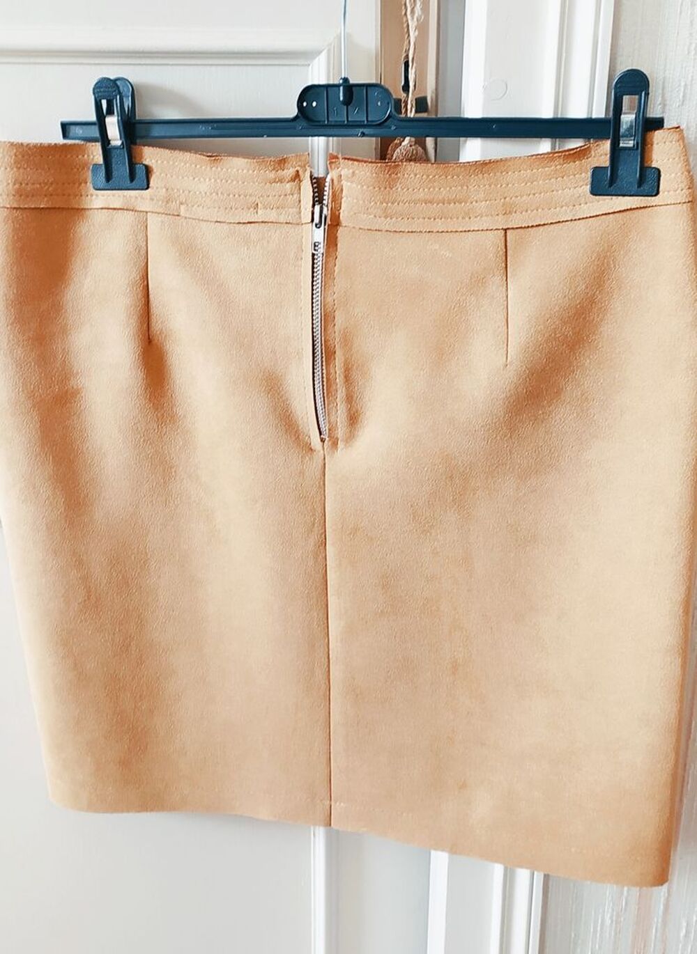 Jupe droite jaune moutarde fa&ccedil;on daim neuve Vtements