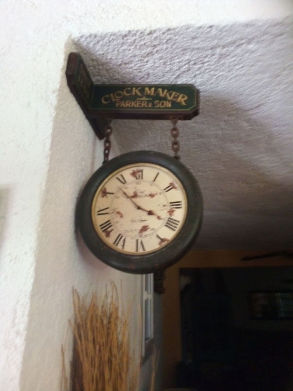 Tr&egrave;s belle pendule double face en bois peint en verre fonc&eacute; Décoration