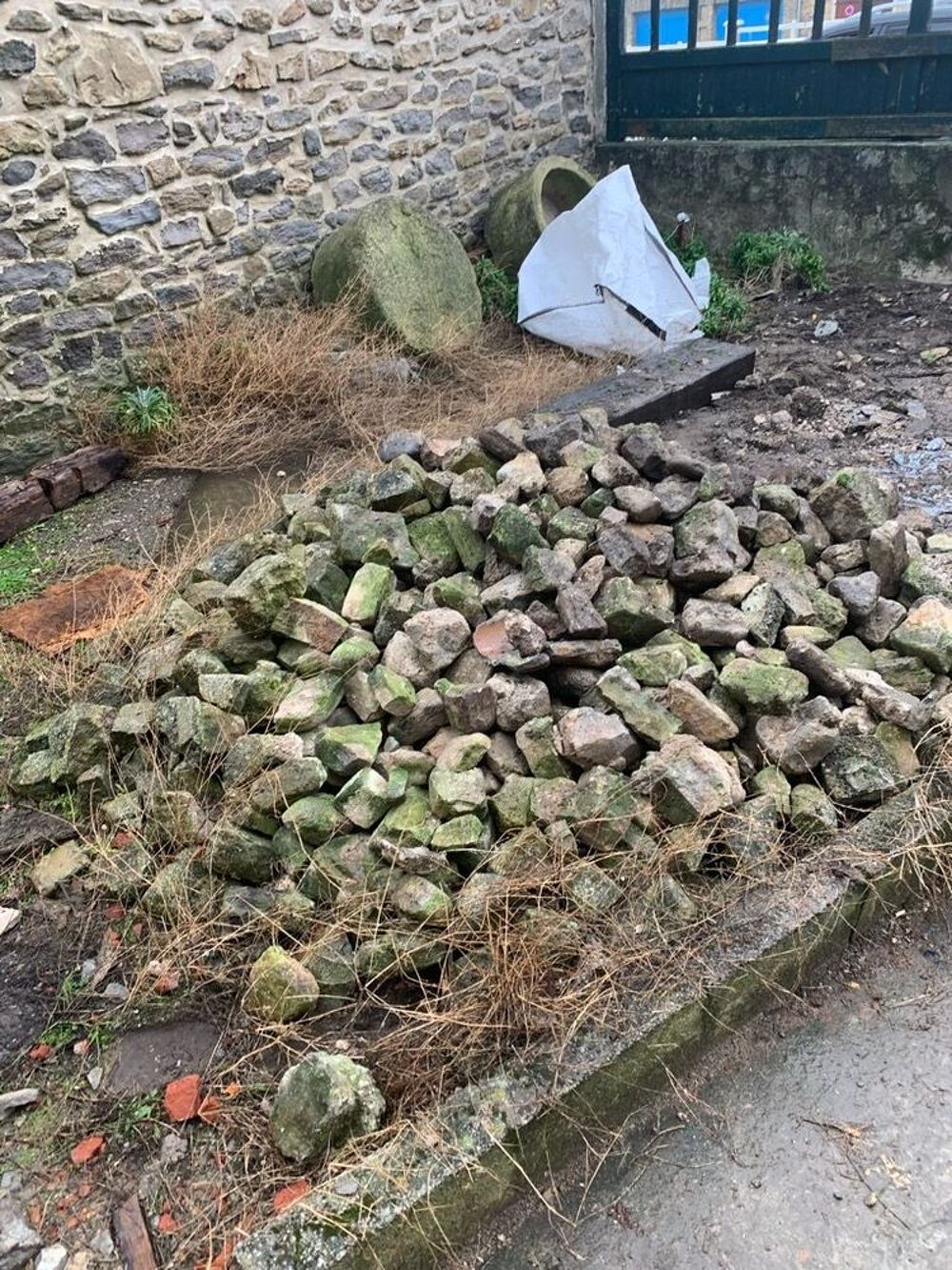 tas de pav&eacute;s anciens &agrave; donner Jardin