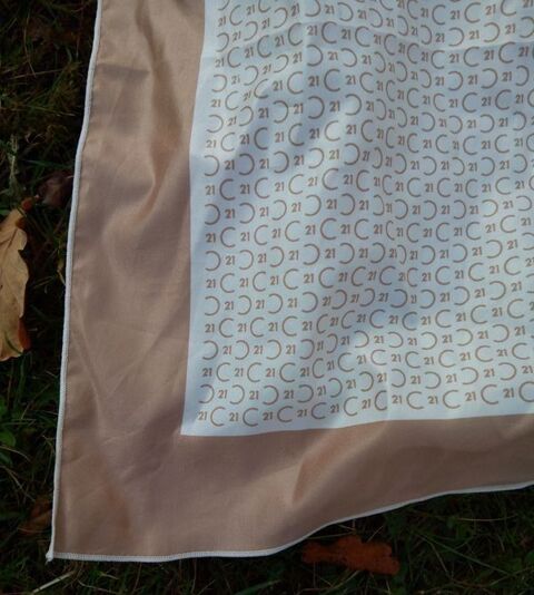 Carré foulard Guy Laroche 3 Beauchamp (95)