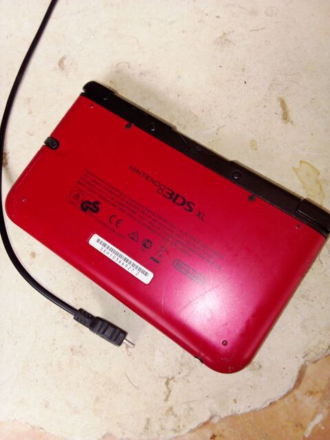 Nintendo 3DS avec les accessoires d'origine, tat neuf, 70 Champs-sur-Marne (77)