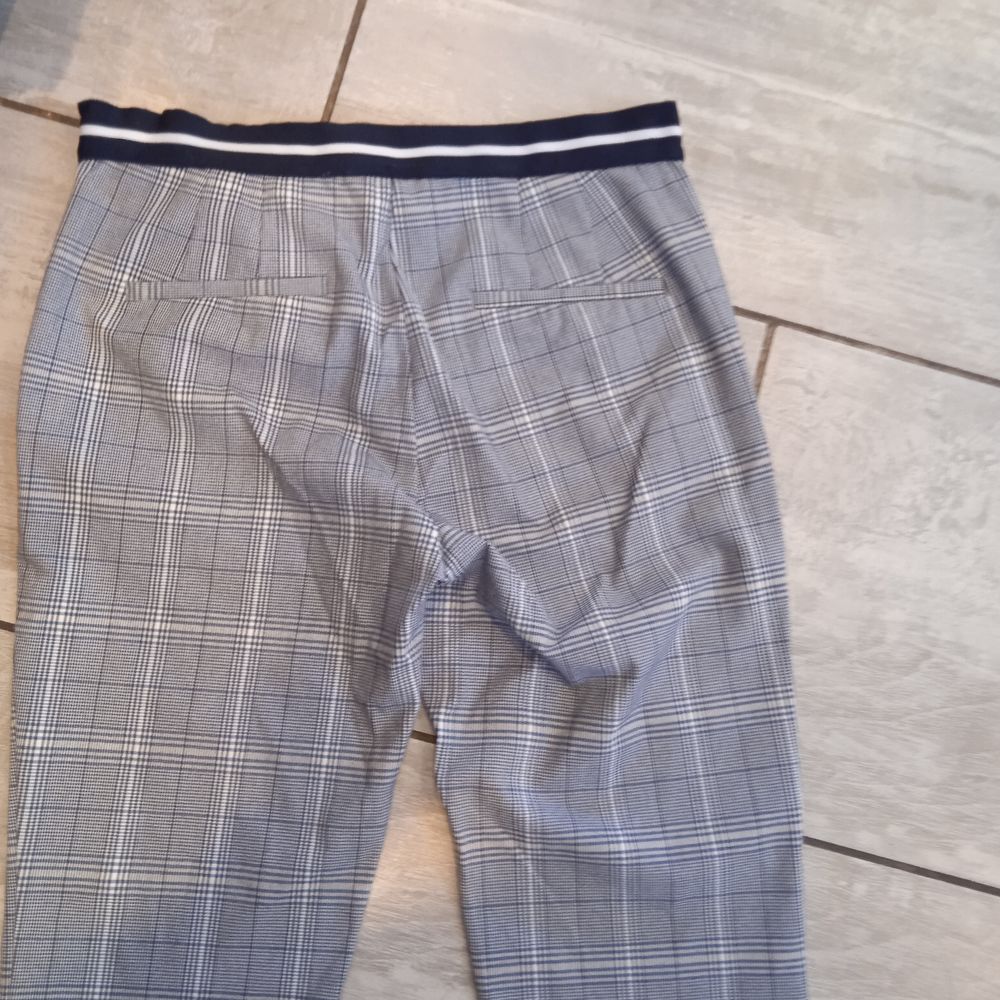 
Pantalon &agrave; carreaux gris fermeture agrafe et bouton Taille Vêtements