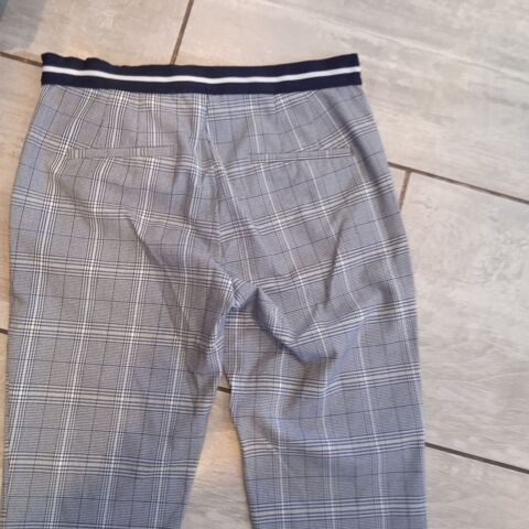 
Pantalon à carreaux gris fermeture agrafe et bouton Taille  6 Saint-Rambert-d'Albon (26)