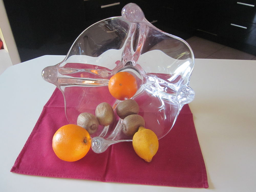 Ancienne coupe &agrave; fruits en verre . Décoration