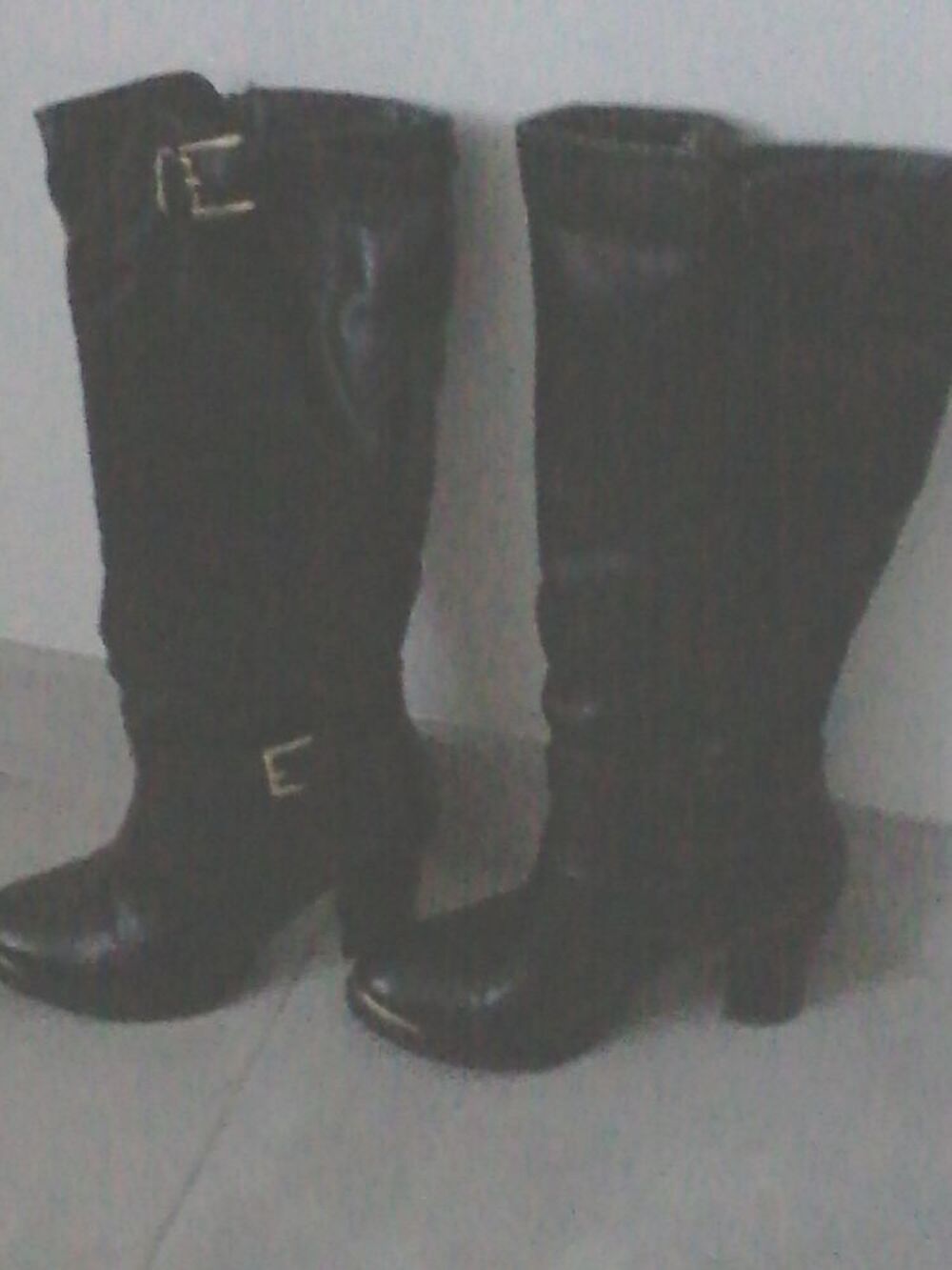 Chaussures &agrave; brides et talon 10 cm, 37
Bottes noires 37 Chaussures