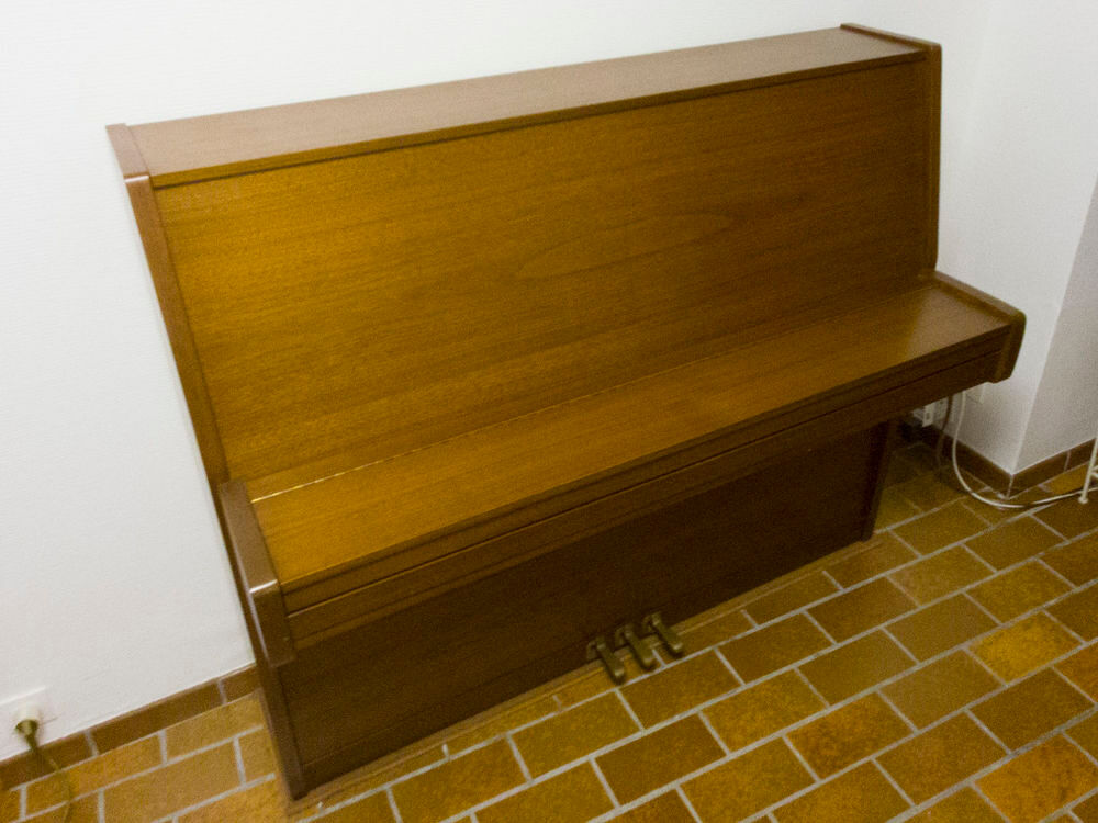 Piano droit noyer satine GROTRIAN-STEINWEG mod&egrave;le 122M Instruments de musique