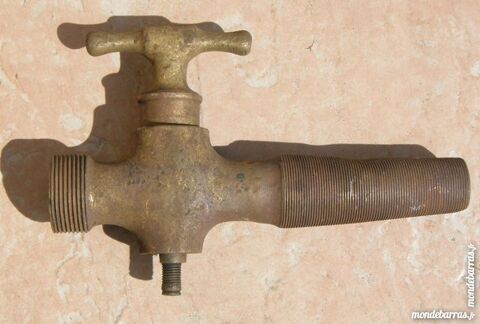 Robinet ancien en cuivre (mod�le N�2) 15 Poey-de-Lescar (64)