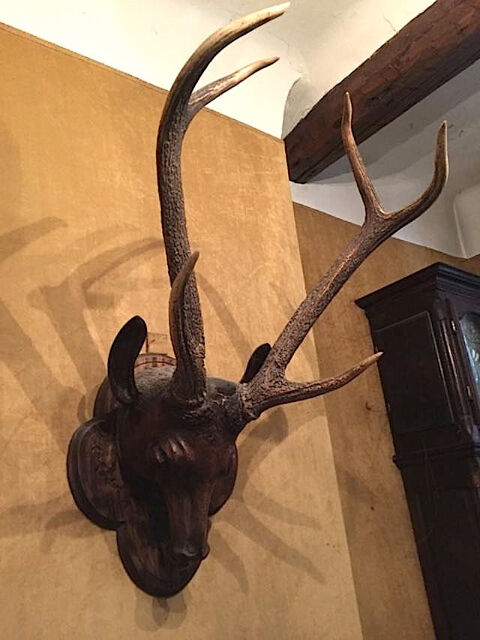 T�te de cerf en bois sculpt� sur �cusson ouvrag�.
500 Toulon (83)