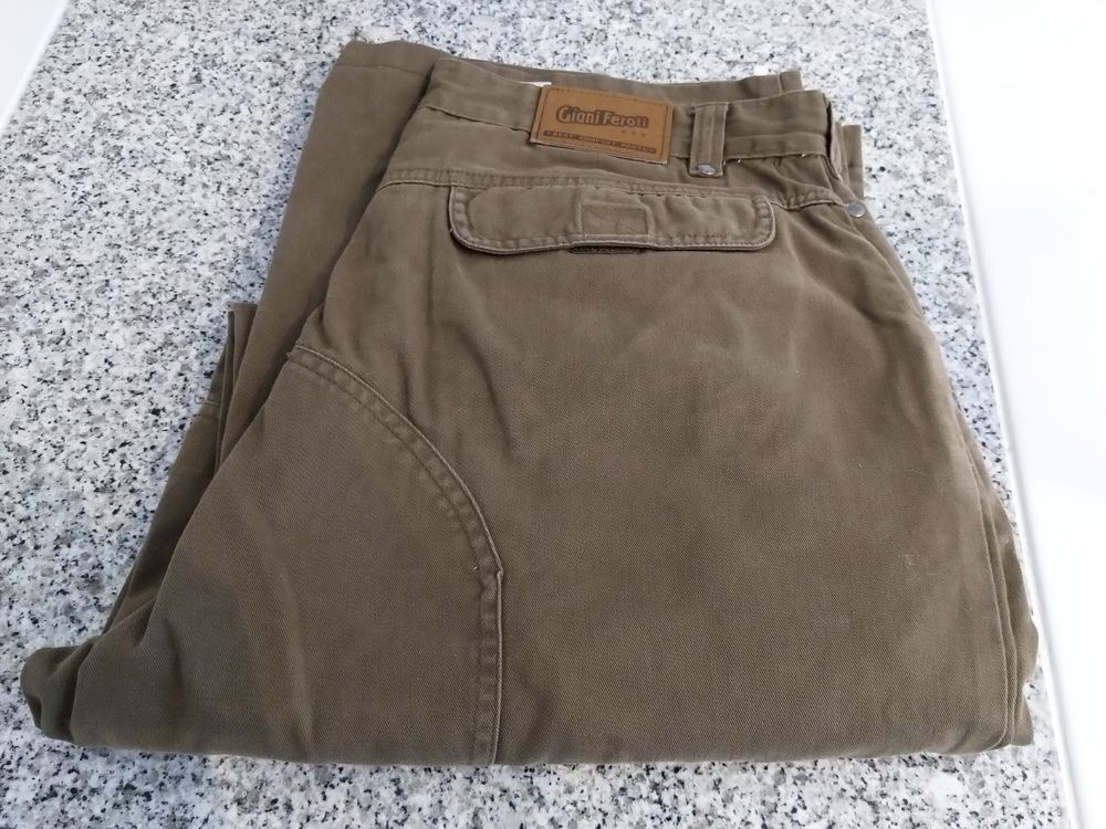 Pantalon multipoches kaki
Vêtements