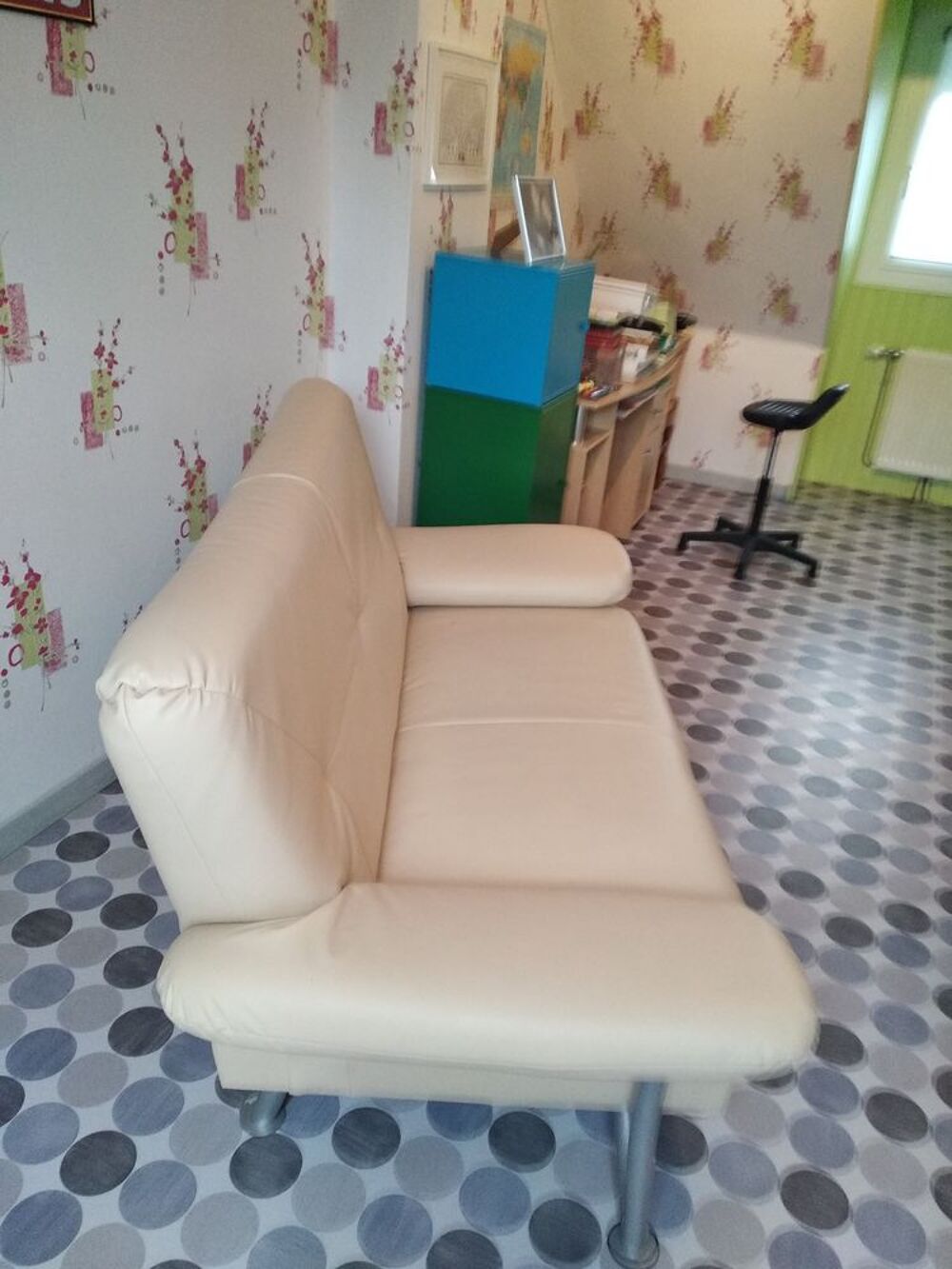 d'un canap&eacute; de couleur beige. Meubles