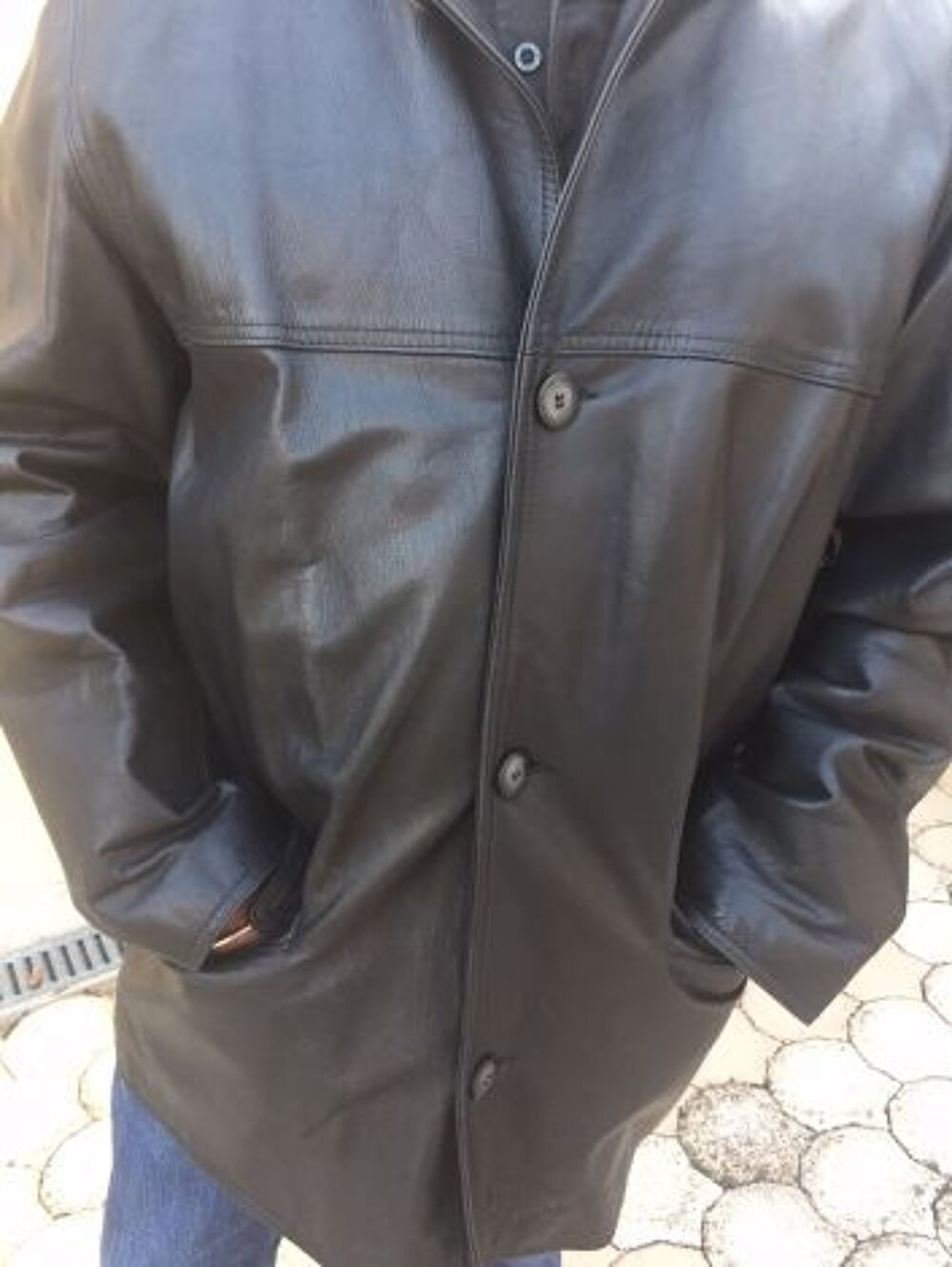 VESTE CUIR HOMME TRES BELLE QUALITE TAILLE XL ( FRANCE 48 )
Vêtements