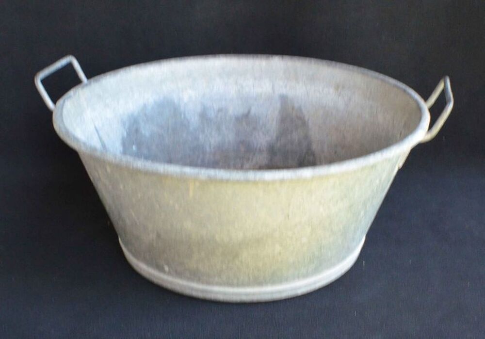 Bassine en zinc vintage. Décoration