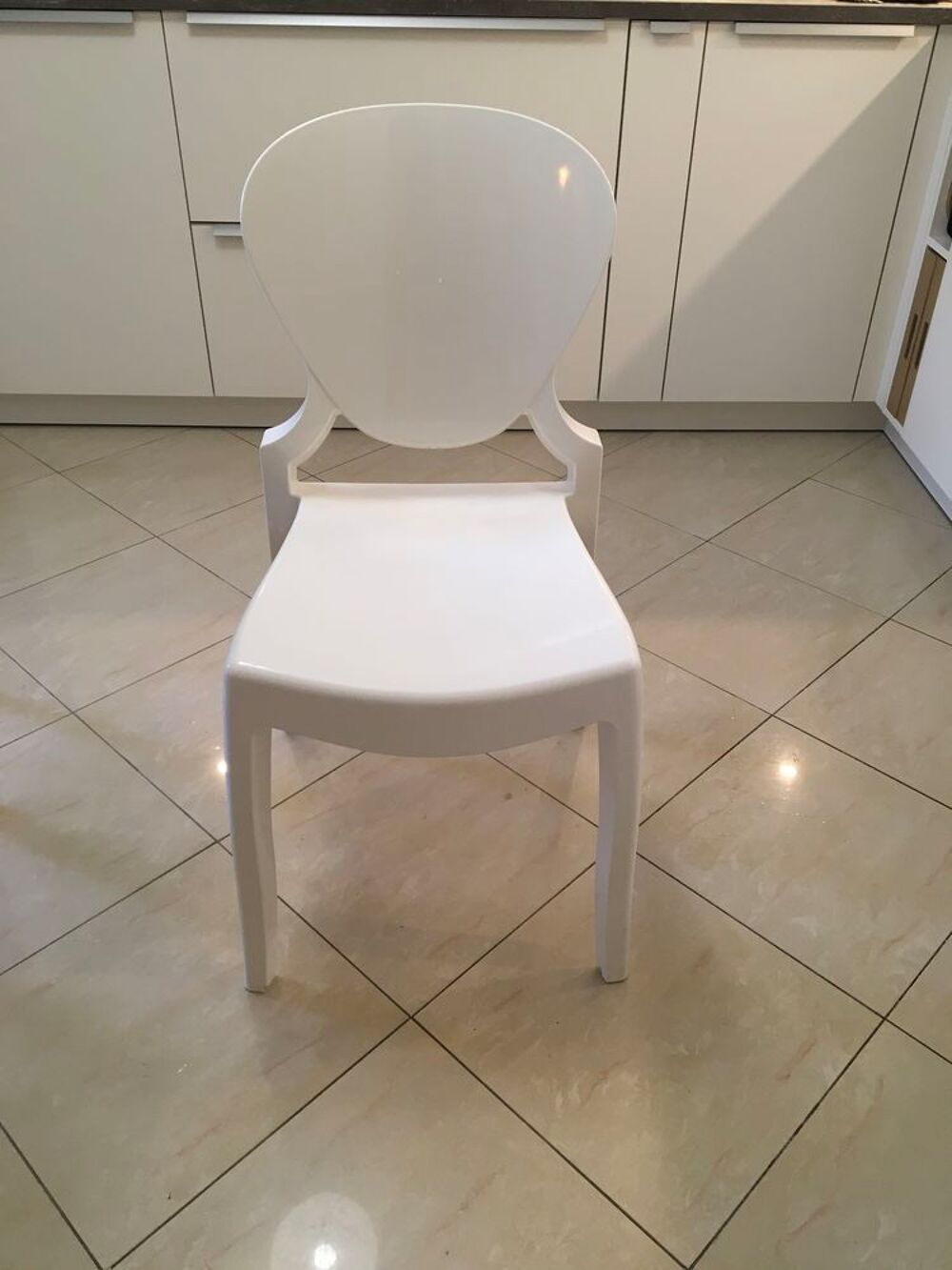Table &agrave; manger et ses quatre chaises Touche baroque moderne Meubles
