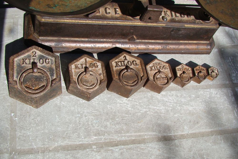Ancienne balance Force 10 kilo. + 7 poids - Epoque 1900 
