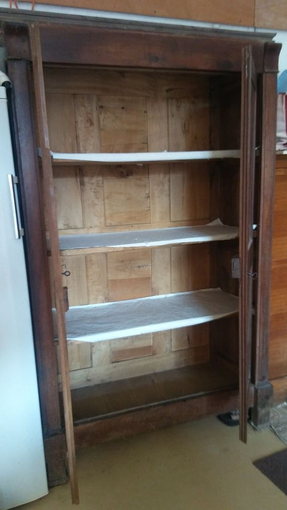 Armoire en noyer massif d'origine. Meubles