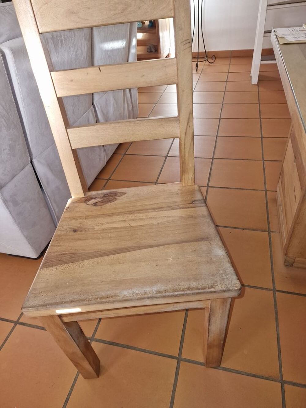 Bureau surface vitr&eacute;e avec chaise.
Meubles