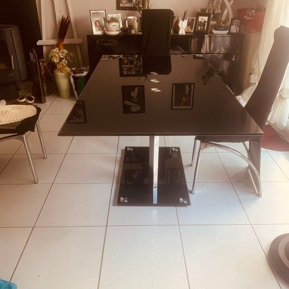 Belle table en verre et pieds inox
90 x 160 H 75cm
Meubles