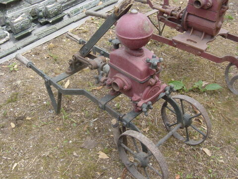 ANCIENNE POMPE A VIN   MARQUEE  AB
ROUES EN FER 40 Chissay-en-Touraine (41)