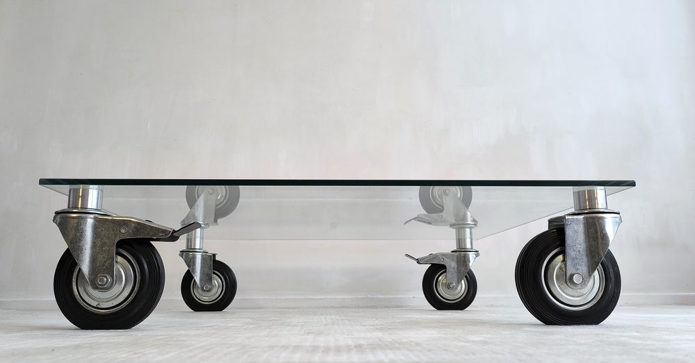 Belle table basse design en verre &agrave; roulettes Meubles