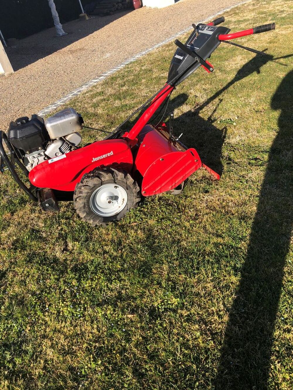 Motobineuse Jonsered tract&eacute; bon etat Jardin