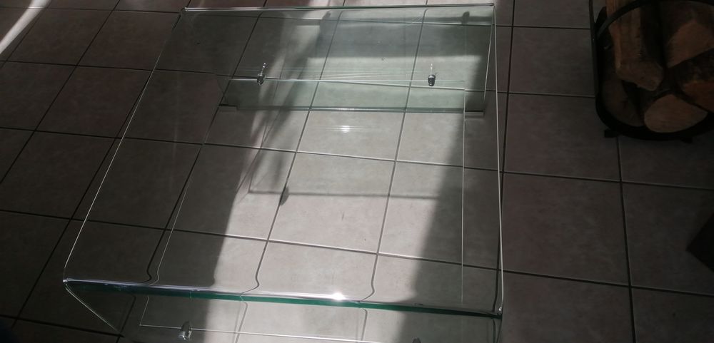 Superbe table basse de design italien en verre tremp&eacute;. Meubles
