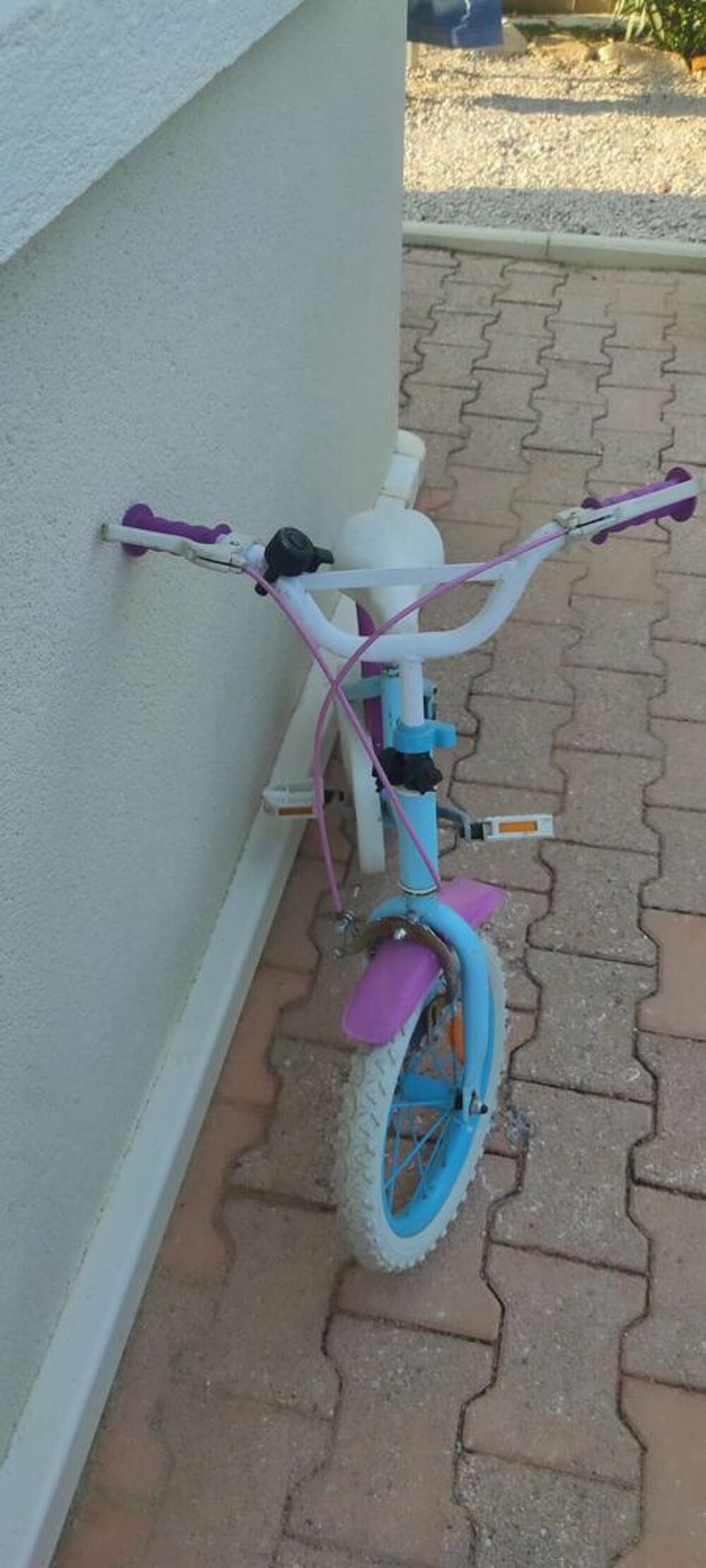 V&eacute;lo pour fille Reine des neiges 14 pouces. &Acirc;ge: 4 &agrave; 6 ans . Vélos