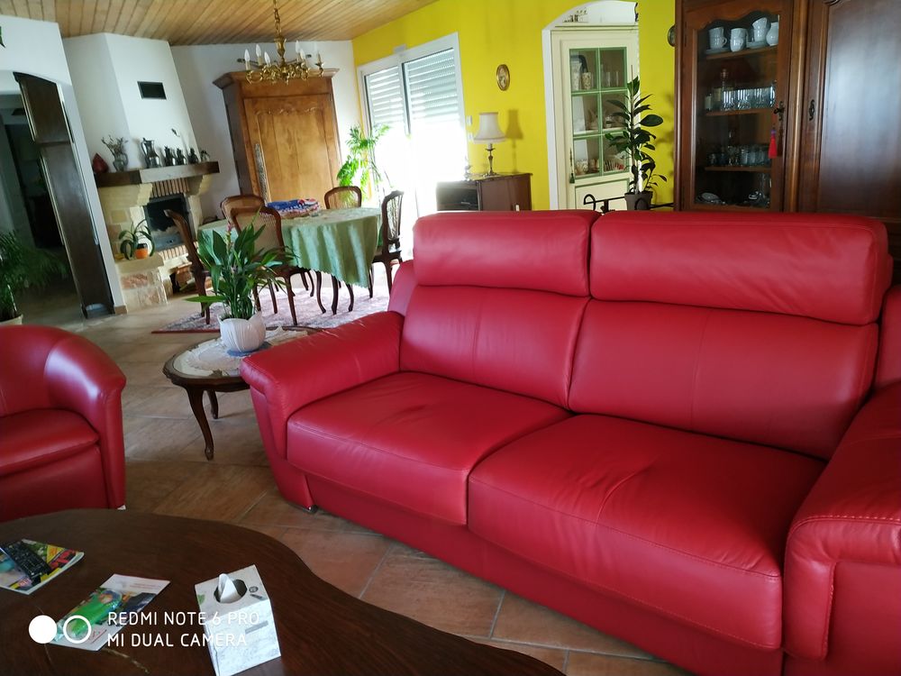 un canap&eacute; lit et deux fauteuils en cuir Meubles