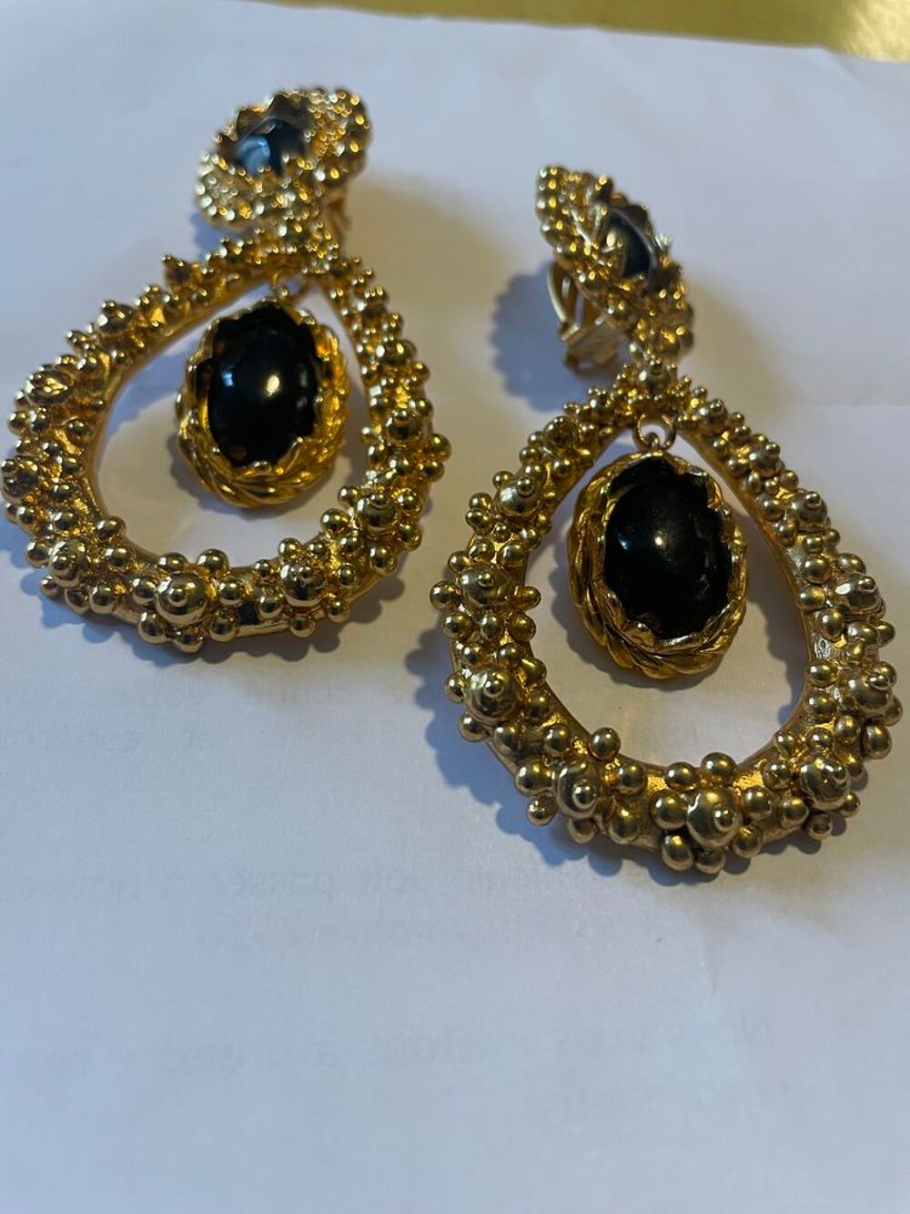 BO ovales perl&eacute;es dor&eacute;es Pendant ovale serti cabochons noir Bijoux et montres
